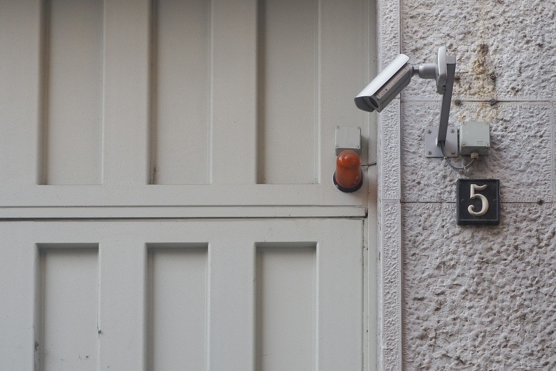 Protect what matters—without long-term commitments or high costs. Contact us today for a free consultation and same-day installation.